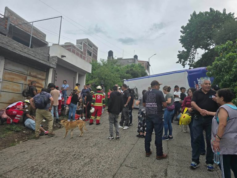 Vuelca camión de la ruta Centros Comerciales en Morelia; al menos 13 lesionados