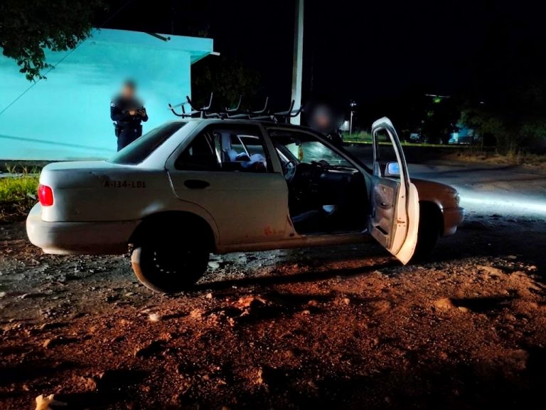 Taxista es asesinado y joven pasajera resulta gravemente herida en ataque armado en Apatzingán