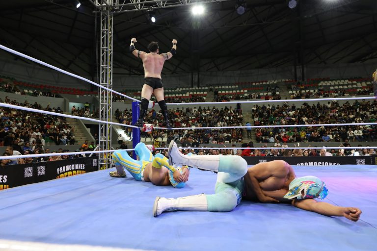 Con gran función de lucha libre, Alfonso Martínez reinaugura el Domo Bicentenario