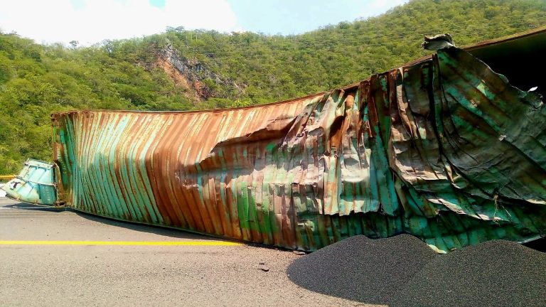 Se desprende remolque de trailer y vuelca, en la autopista Siglo XXI