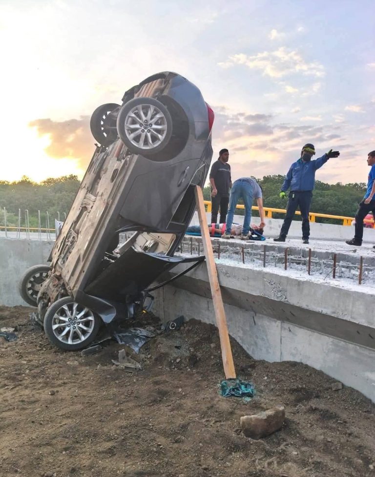 Camioneta cae a desnivel en obra de ampliación de autopista Siglo XXI; hay dos lesionados