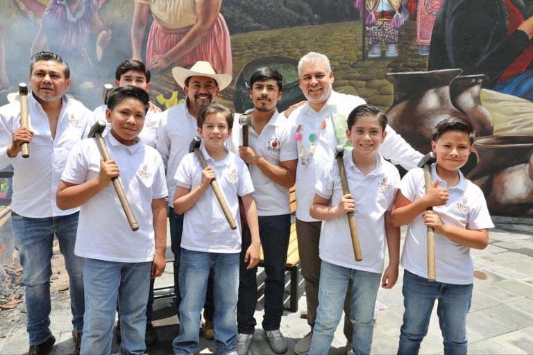 Inaugura Bedolla Centro Artesanal y Cultural “Plaza de la Ranita”, punto de encuentro para las familias de Uruapan