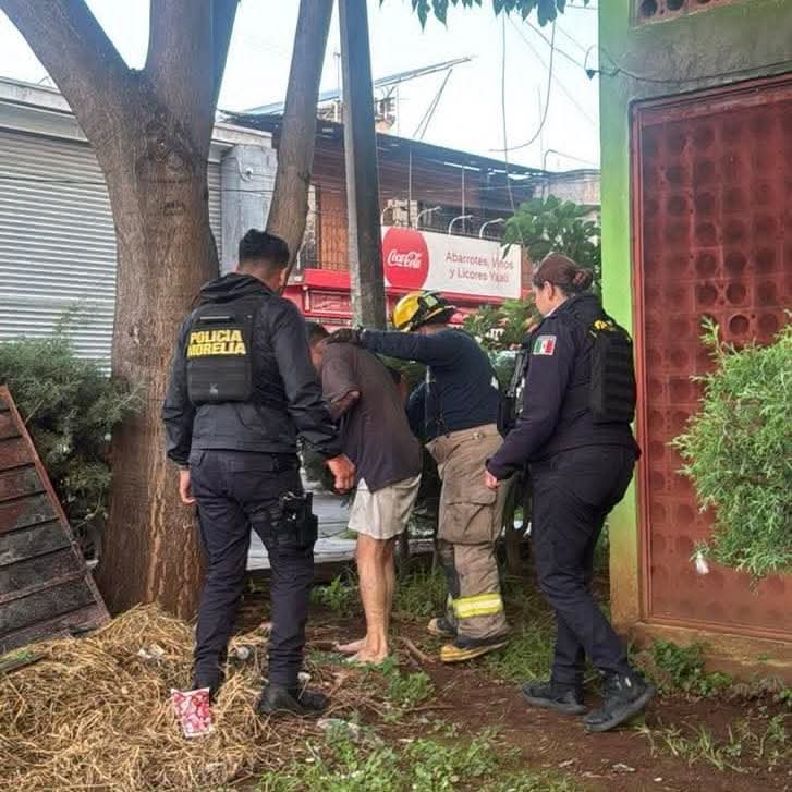 Bomberos Morelia rescatan a un dulto mayor de incendio en Torres del Tepeyac