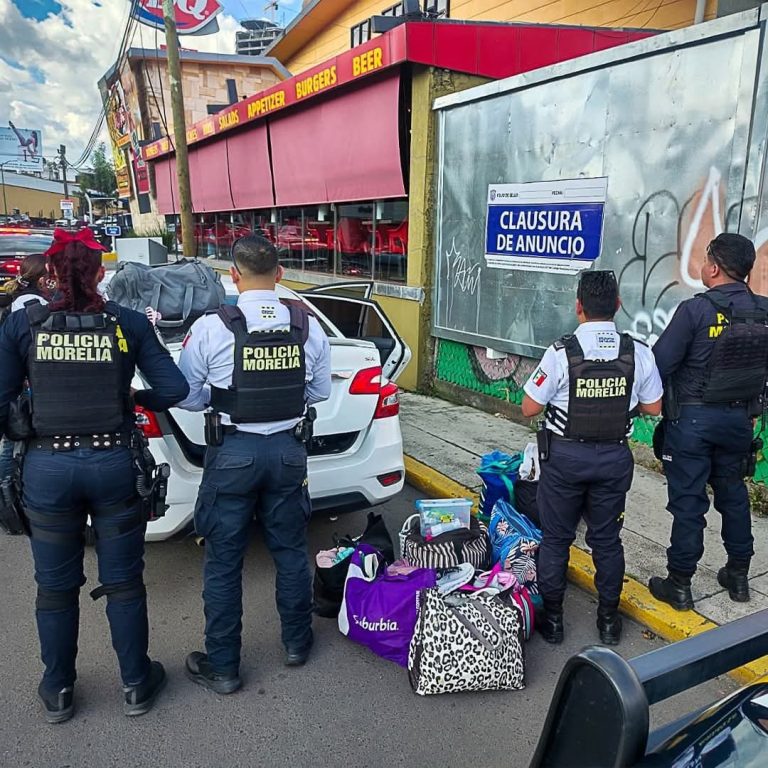 Detienen a pareja acusada de robar objetos de valor del interior de vehículos estacionados, en Morelia