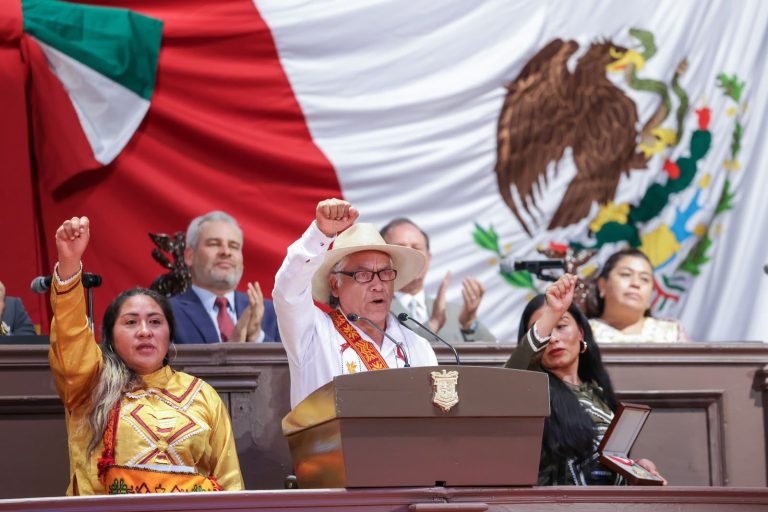 Celebra Bedolla entrega de presea a comunidades mazahuas y destaca el respeto a su autodeterminación