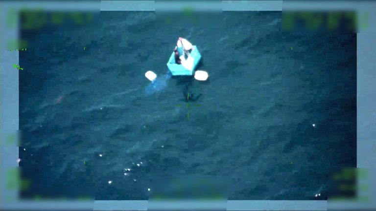 Personal de la Armada de México rescata a dos pescadores que se encontraban en aguas del Pacífico a más de 240 kilómetros de la costa del estado de Chiapas