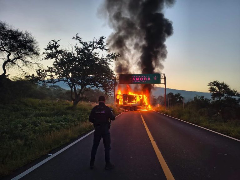 Delincuentes desatan bloqueos carreteros y quema de vehículos en distintos puntos de Michoacán