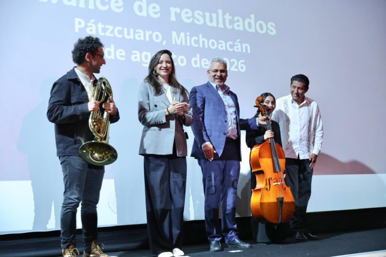 Bedolla y Claudia Curiel impulsan la cultura con entrega de instrumentos a 6 bandas musicales en Pátzcuaro
