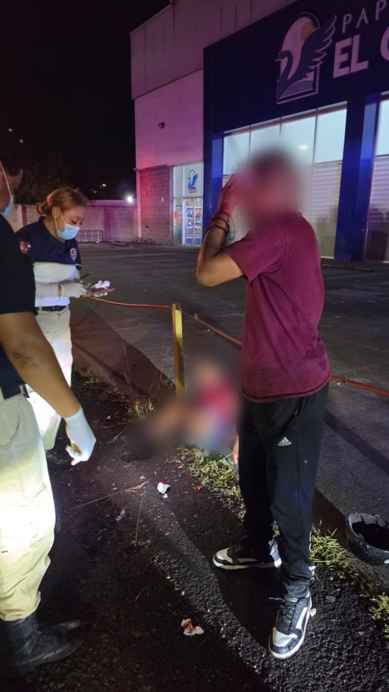 Joven y niña heridos al esquivar con su moto a un perro que se les atravesó