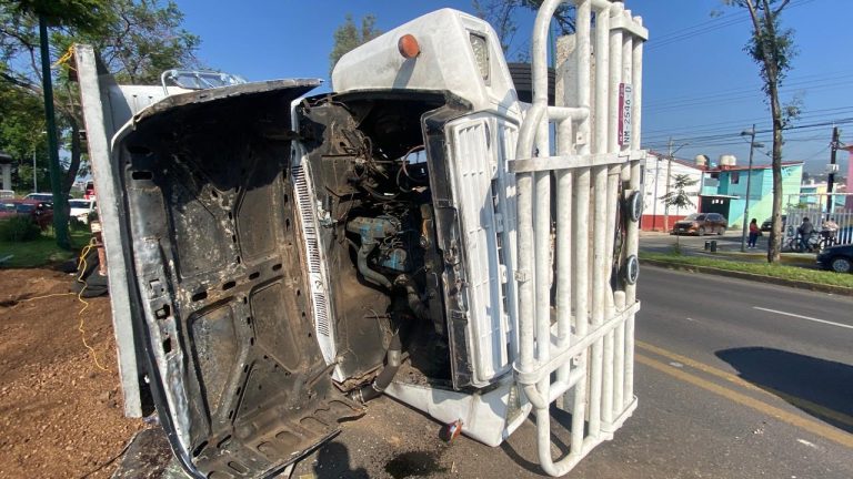 Se registran dos volcaduras de camiones de carga en Morelia; no hubo lesionados