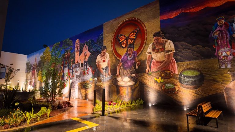 El mural más grande de Michoacán se encuentra en la Plaza de la Ranita en Uruapan