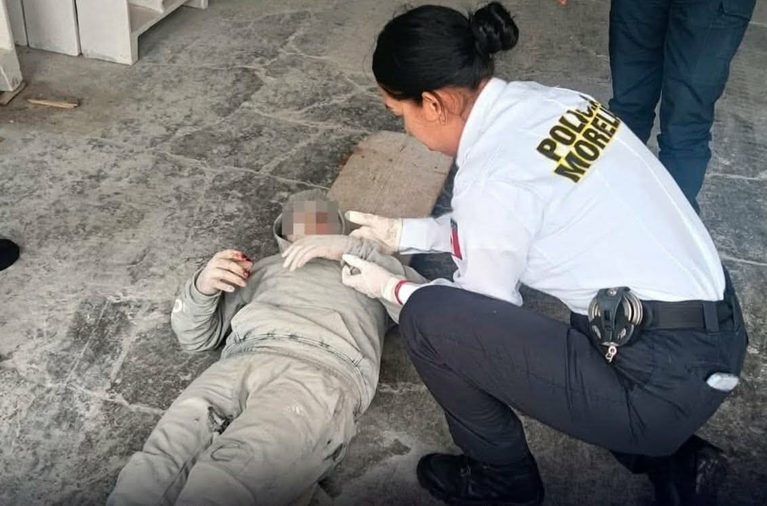Adulto y adolescente resultan lesionados tras volcadura de camión en Tumbisca, Morelia