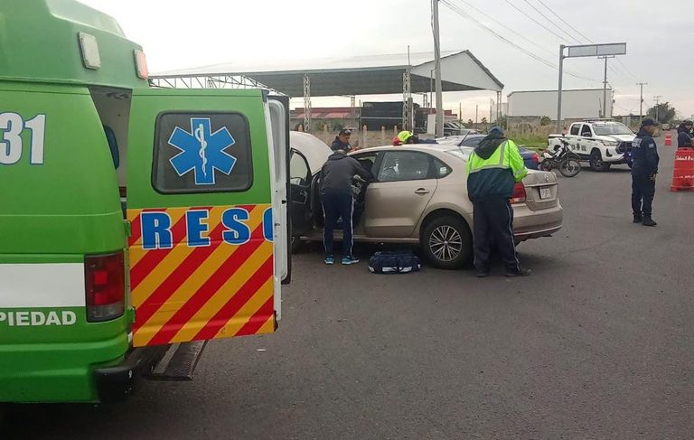 Tráiler choca contra auto y huye en la carretera La Piedad-Degollado; dos jóvenes quedan heridas