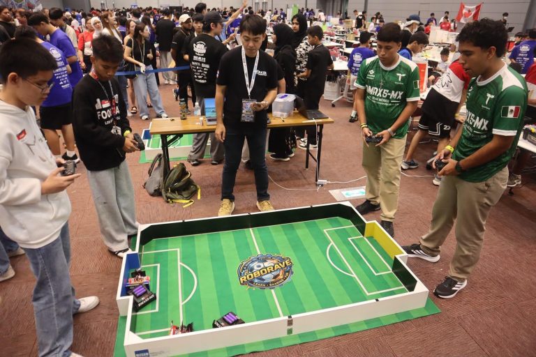 Mario Delgado y Rodrigo Rojas felicitan a estudiantes del CONALEP que ganan en Japón el campeonato mundial de robótica
