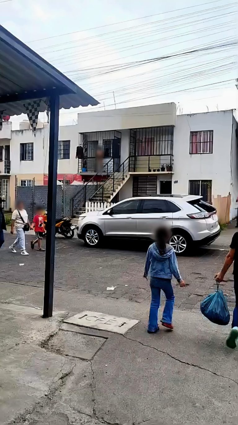 Vecinos someten a exhibicionista en Villas del Pedregal