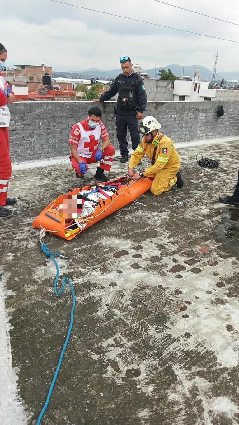 Persona sufre descarga eléctrica y es auxiliada por rescatistas, al norte de Morelia