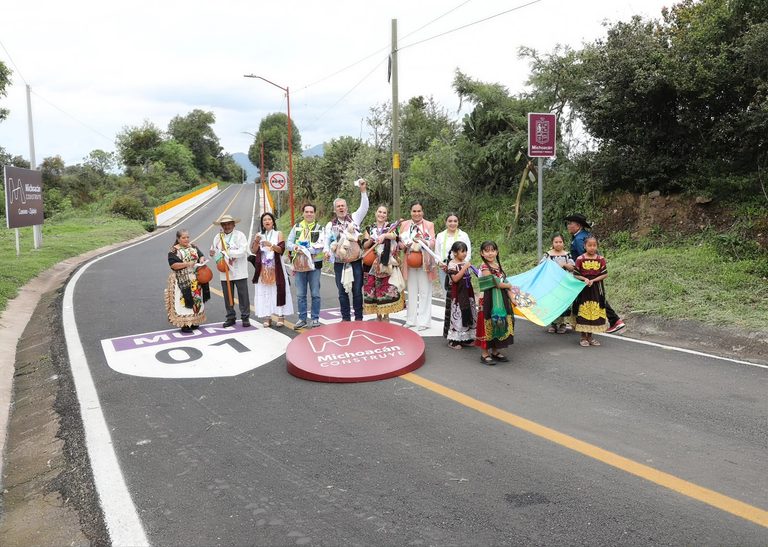 Con reconstrucción de la carretera Coeneo-Zipiajo se garantiza la conectividad de la región: Bedolla