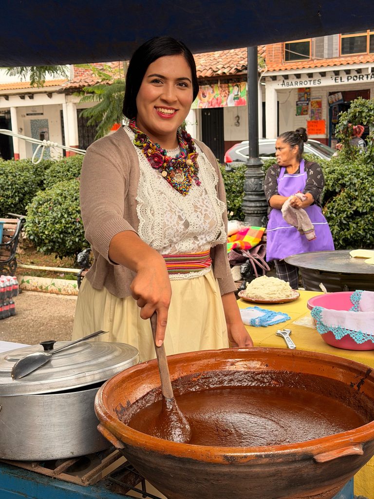 Gran éxito del 1er Encuentro de Moleras Tradicionales en Capula  