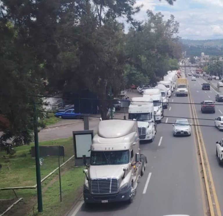 Transportistas de carga federal protestan en la FGR Morelia; denuncian presuntos abusos y extorsiones