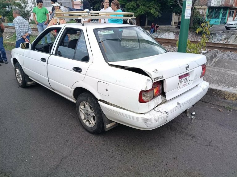 Motociclista queda lesionado tras chocar contra un automóvil en Morelia