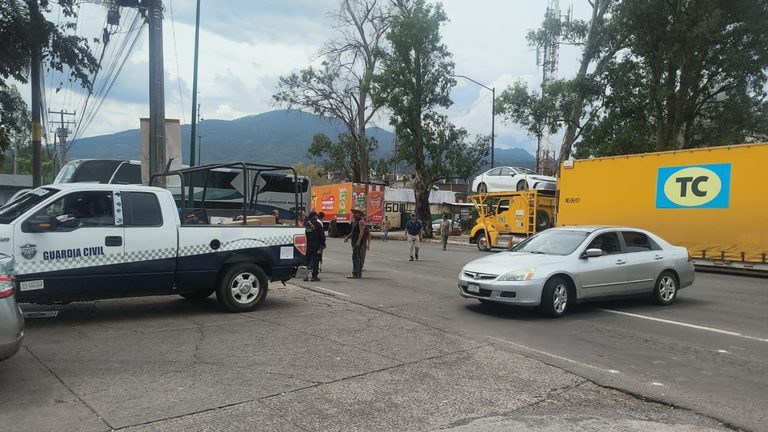 Manifestantes bloquean el Boulevard Industrial en Uruapan; exigen liberación de un detenido