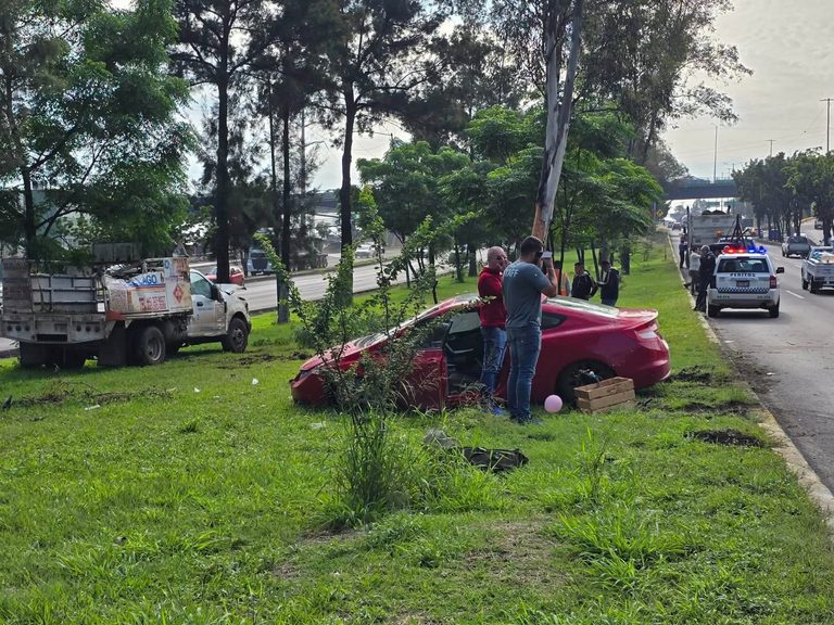 Dos choques múltiples generan caos vial en el Periférico de Morelia; participa camioneta gasera