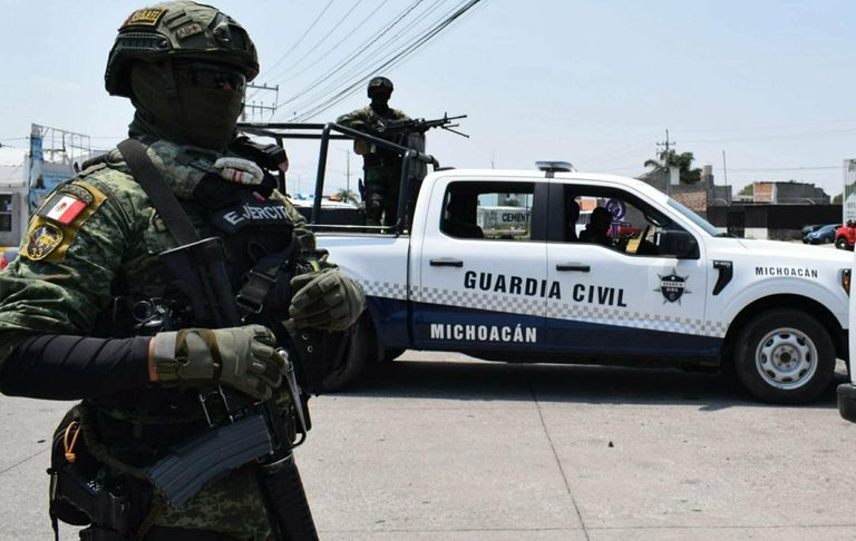 Presuntos sicarios mueren tras enfrentamiento contra la DEFENSA en La Ruana; aseguran armas y camioneta