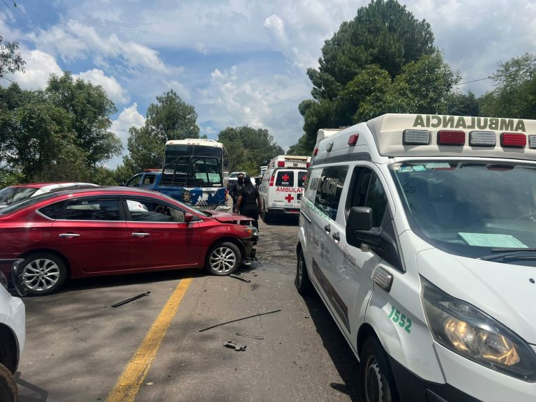 Choque deja al menos 10 lesionados en la carretera Zamora-Carapan