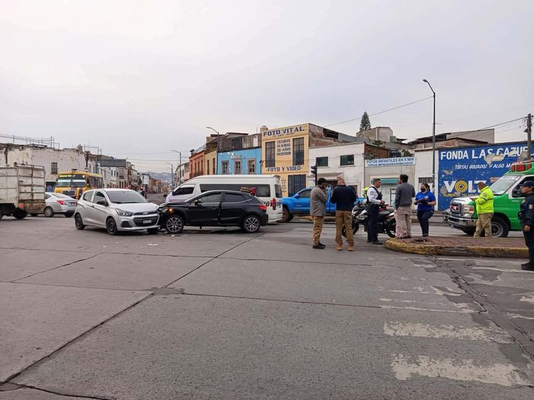 Se registra choque entre dos automóviles en la avenida Madero Poniente de Morelia