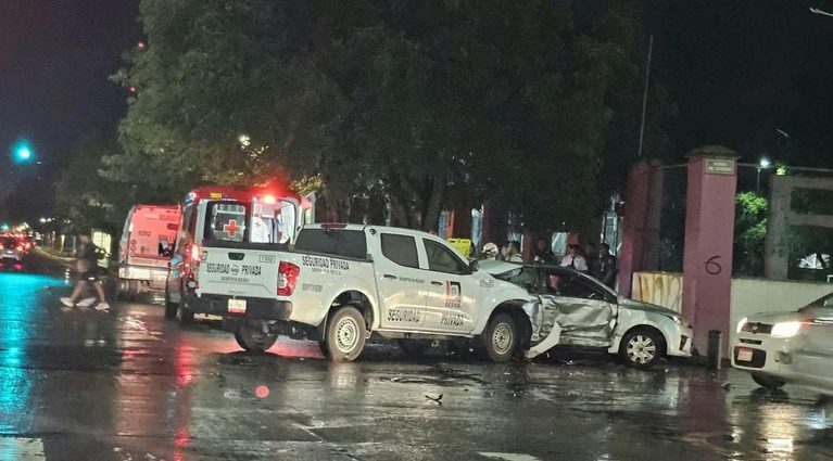 Camioneta SEPSA y automóvil chocan sobre avenida Acueducto