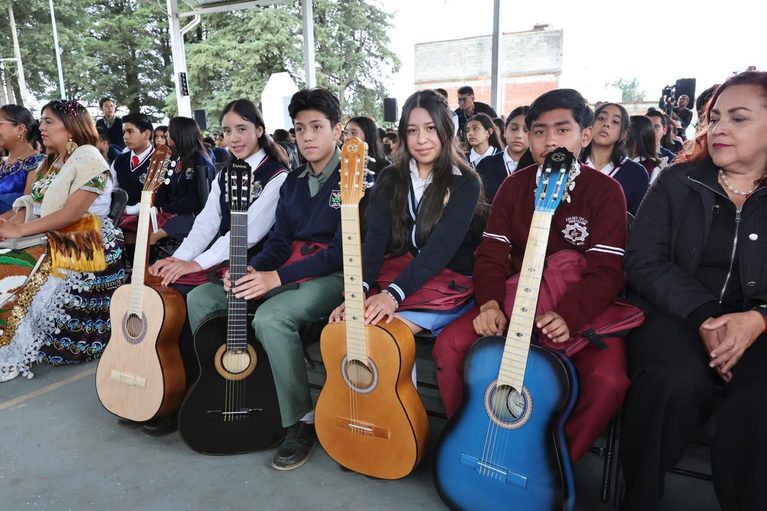 Más de 10 mil guitarras de Paracho llegarán a secundarias de Michoacán: Bedolla