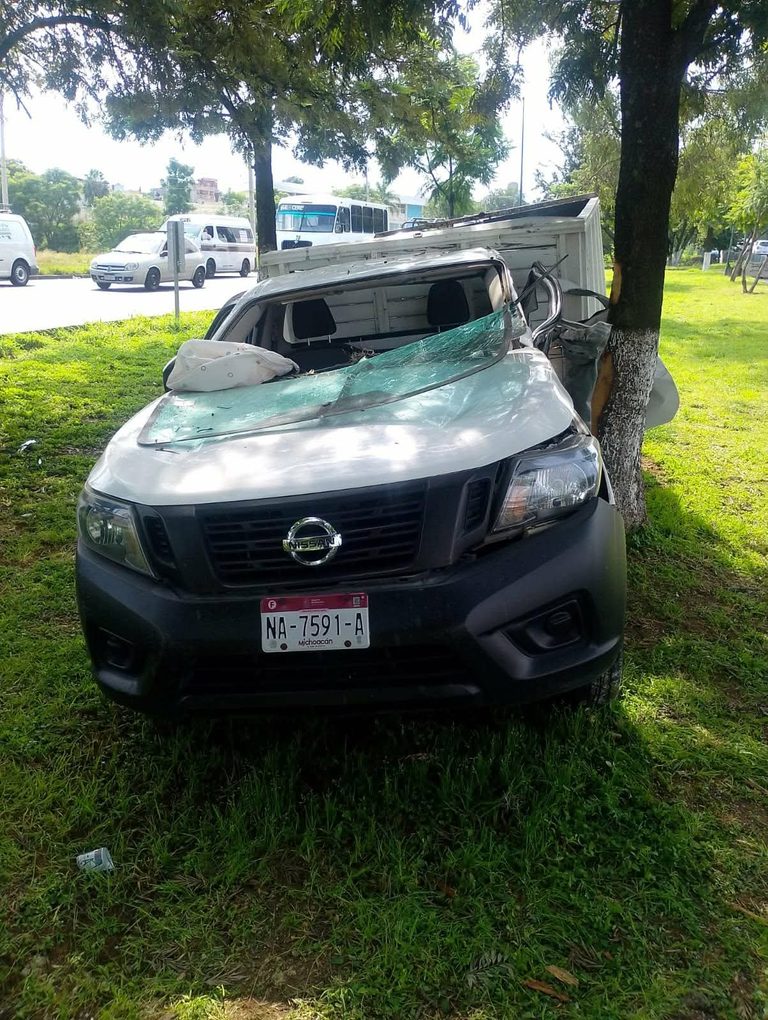 Camioneta choca contra árbol en el Libramiento Norte de Morelia; hay un herido
