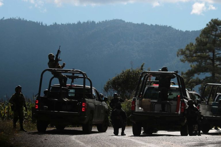 Investigan muerte de capitán de la Guardia Nacional en carretera Tepalcatepec-Aquila