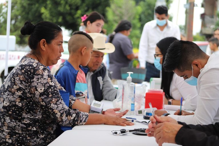Juan Carlos Barragán y Verónica Zamudio acercan servicios de salud a las colonias de Morelia