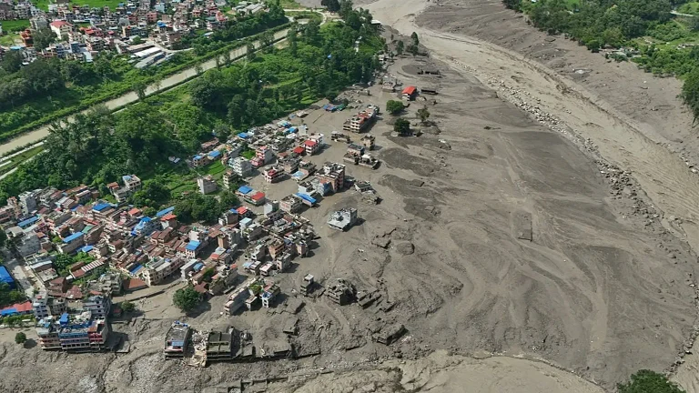 Violenta riada en la frontera entre Nepal y China deja al menos 98 muertos y cientos de desaparecidos