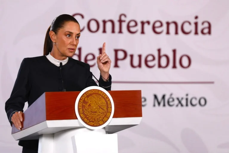 Presenta Sheinbaum iniciativa para prohibir doble nacionalidad a presidentes y gobernadores