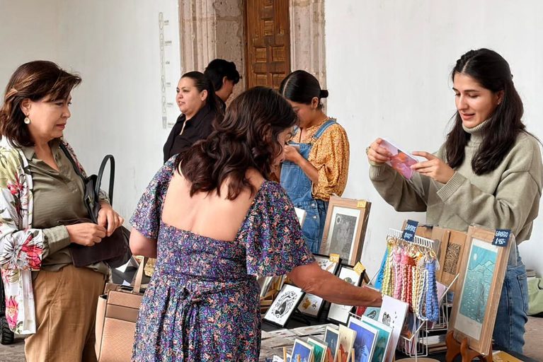 Secum invita a adquirir arte local en la Plaza Comunitaria La Ranita en Uruapan