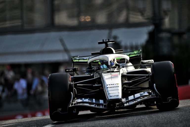 Checo Pérez abandona el Gran Premio de España.