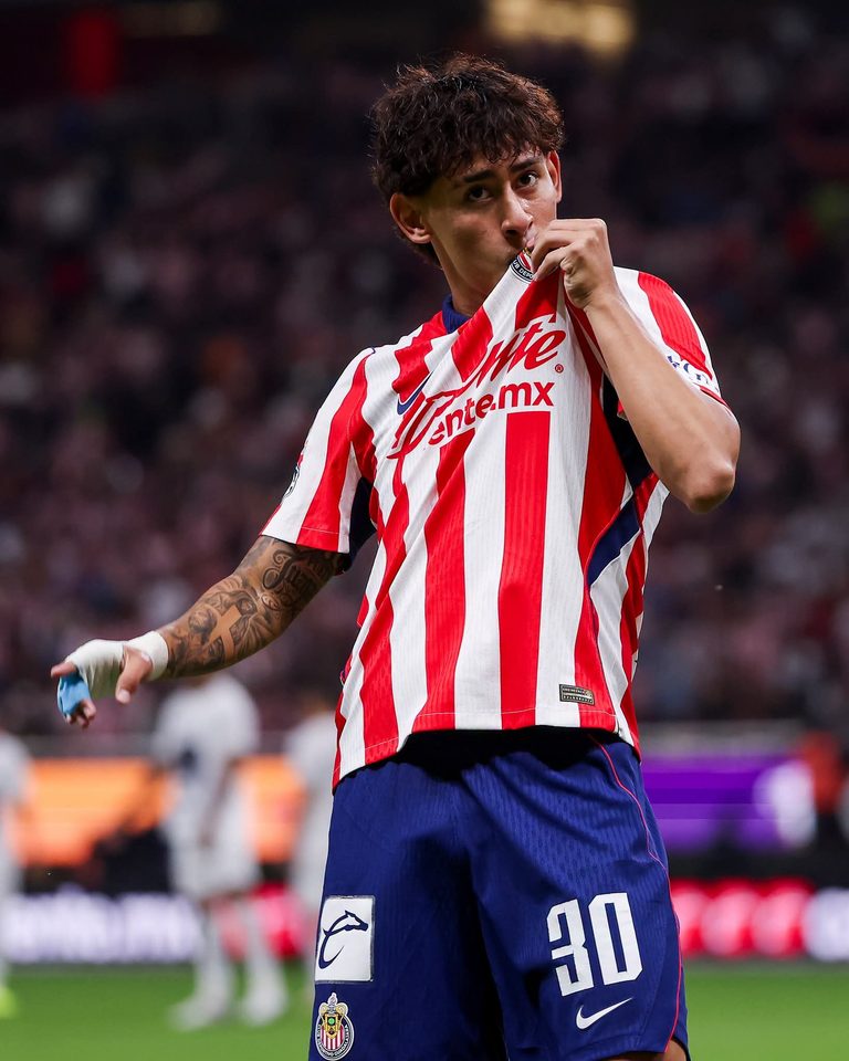 Chivas se impone a Pumas