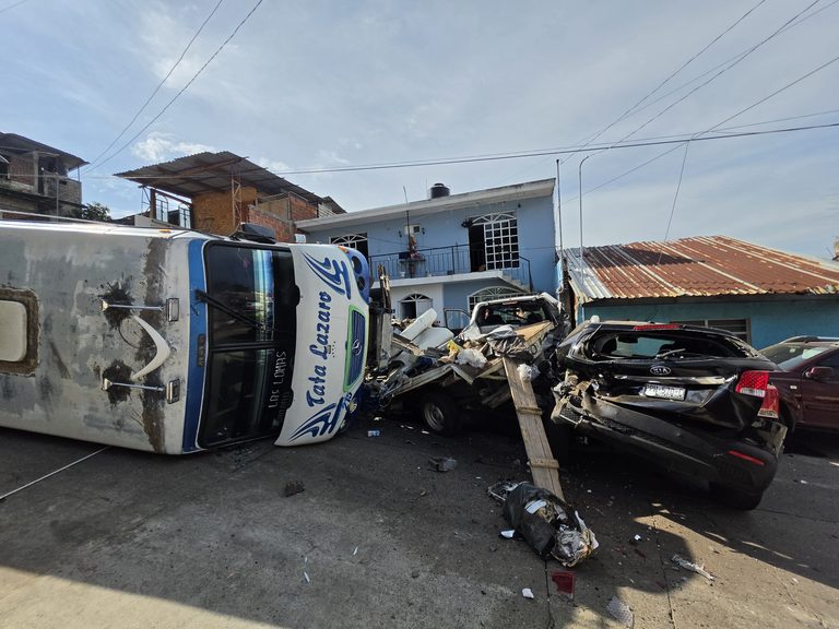 Camión urbano sin frenos impacta contra 5 vehículos y vuelca, en Uruapan