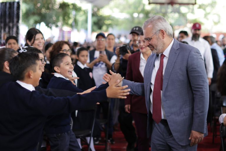 Michoacán garantiza becas universales desde educación básica hasta licenciatura: Bedolla