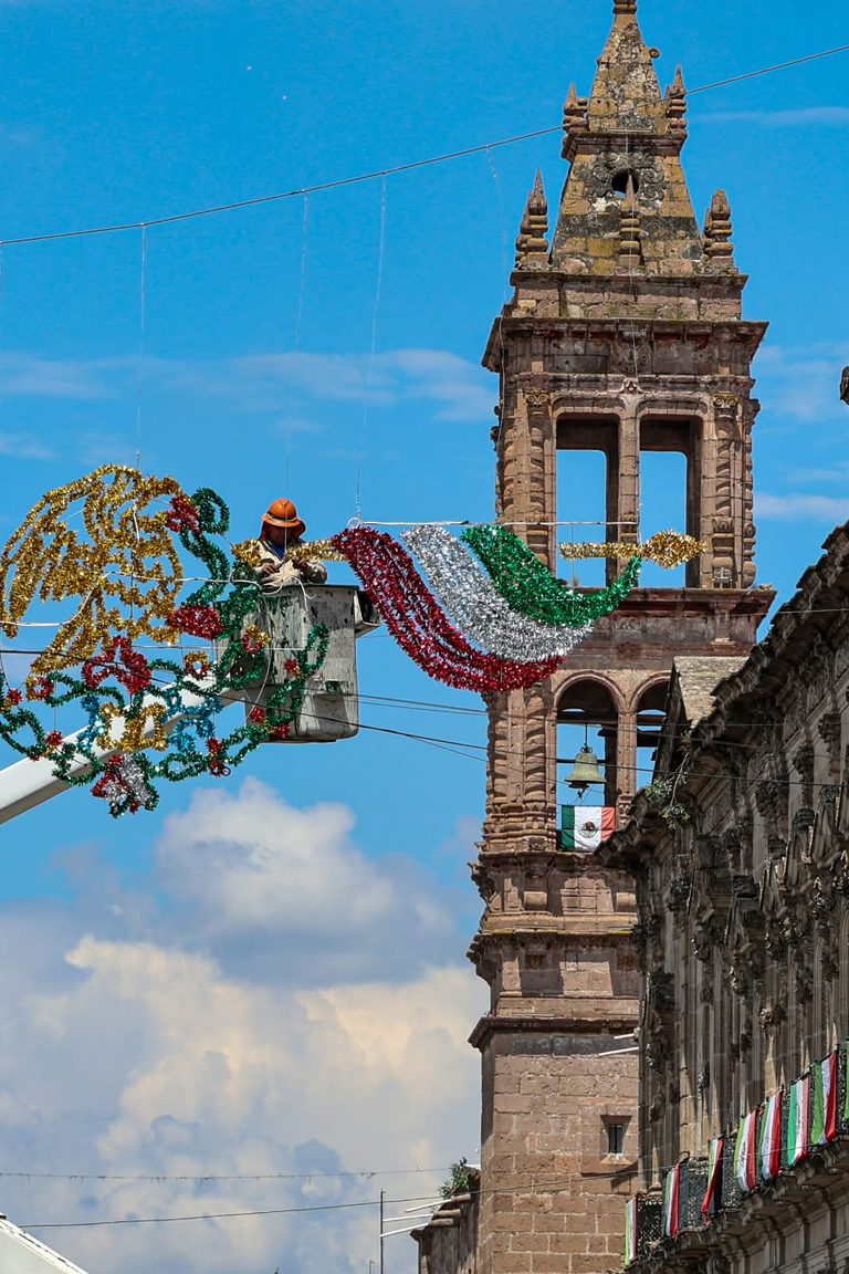 Morelia se ilumina de colores patrios durante septiembre