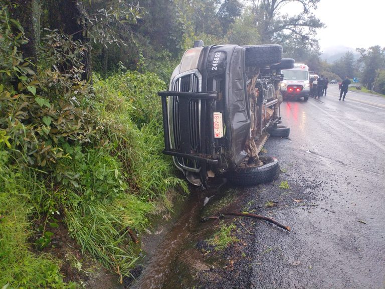 5 policías heridos tras volcar patrulla, en la carretera Uruapan-Paracho