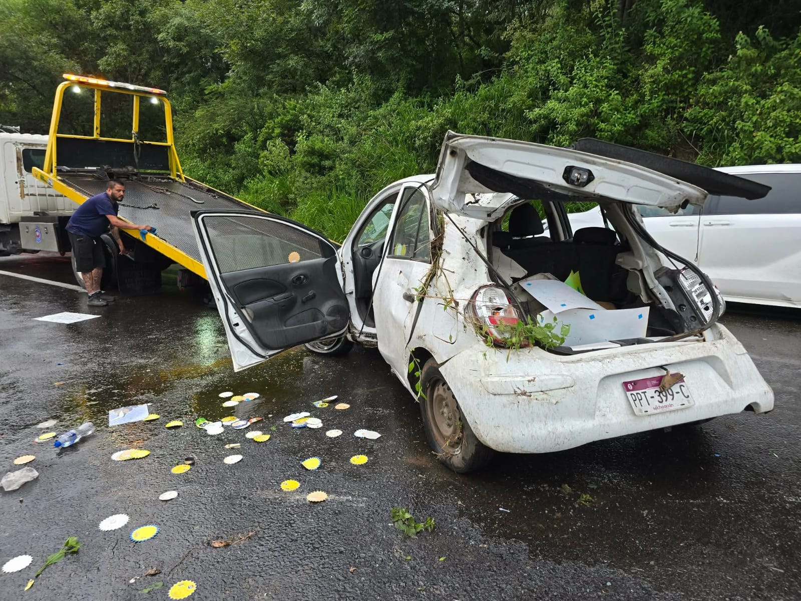 Auto de la Pepsi vuelca en la Morelia-Pátzcuaro; conductor sale ileso