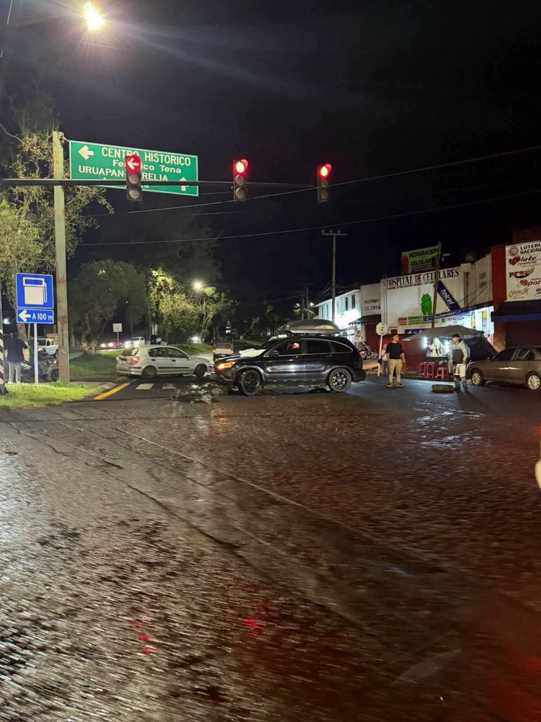 Civiles realizan bloqueo en Pátzcuaro para exigir la localización de joven desaparecido