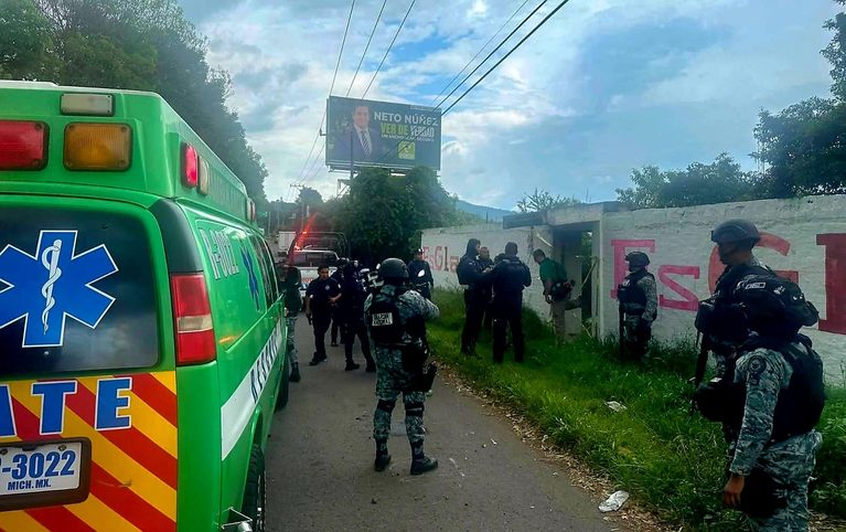 Hallan a un hombre muerto en un lote baldío de Uruapan