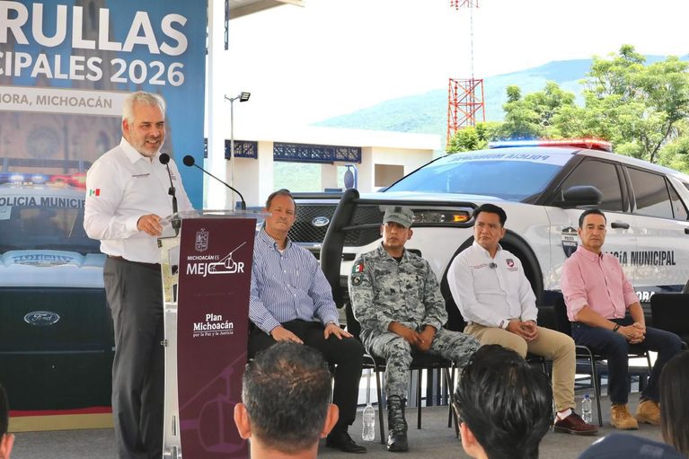 Para reforzar la seguridad, entrega Bedolla nuevas patrullas a la Policía de Zamora
