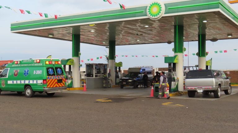 Motociclistas asaltan gasolinera y balean a conductor de camioneta, en Zamora
