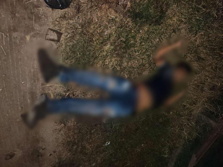 Balean dos adolescentes en moto, uno muere; en Zamora