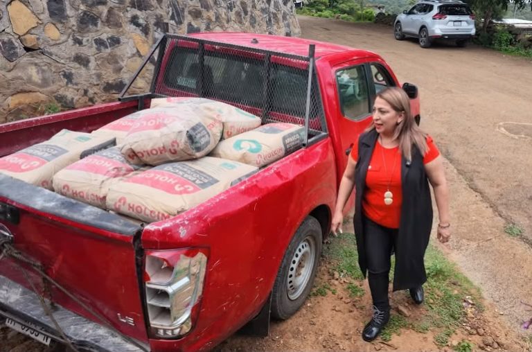 Alma Mireya González lleva cemento y material de construcción a familias de Quiroga